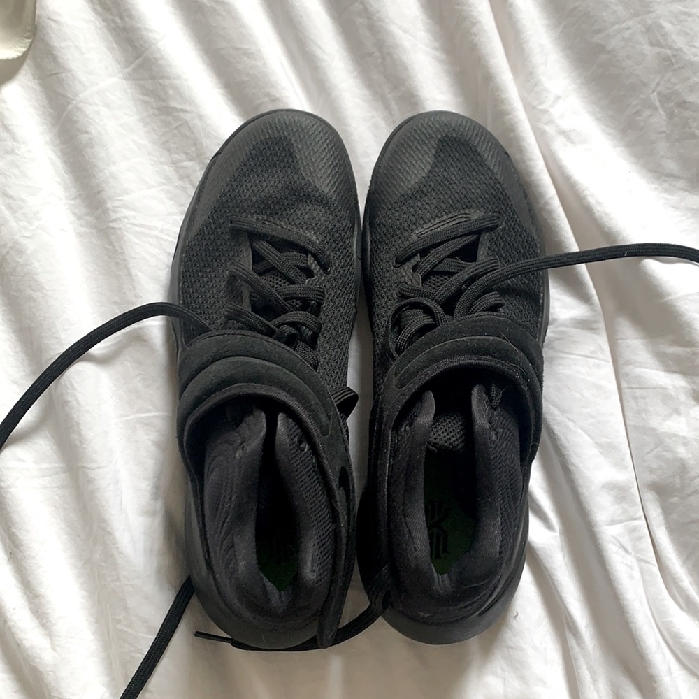 Black Nike Kyrie 2’s US W 9.5